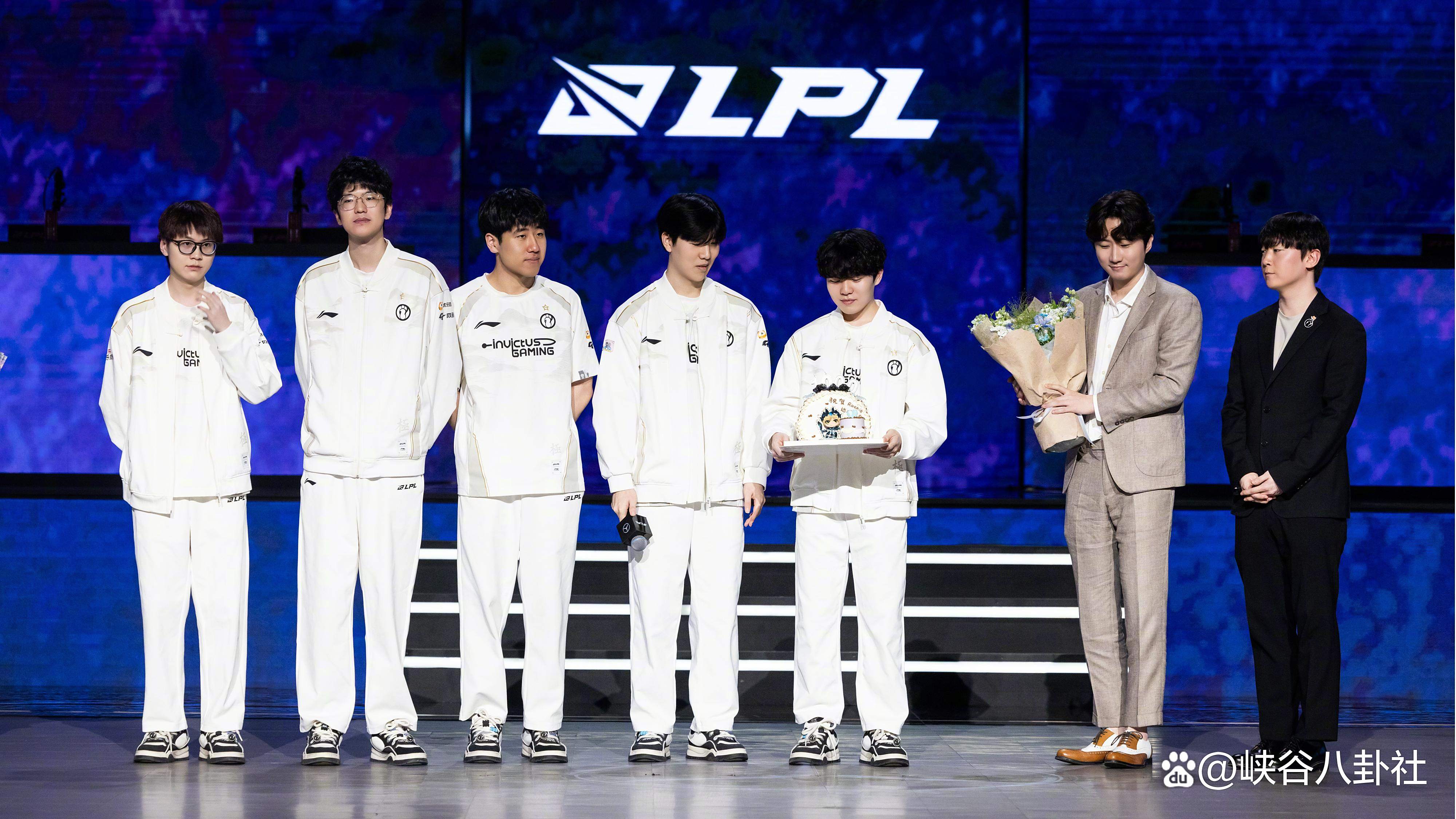 包含Rookie赛事官方发布回归赛场新规，DWG争议不断！的词条