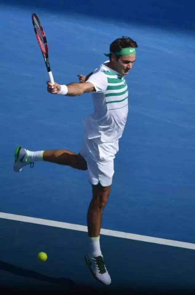 费德勒回归赛场，挺进下一轮首场状态亮眼，热火观众沸腾！(费德勒下一站比赛)