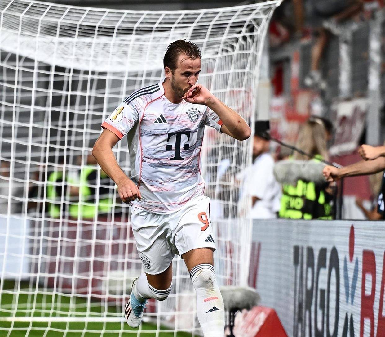 里程碑夜曼联再遭质疑,德国杯清晨刷纪录,信心回归,团队化学反应显著的简单介绍 里程碑夜曼联再遭质疑,德国杯清晨刷纪录,信心回归,团队化学反应显著的简单介绍