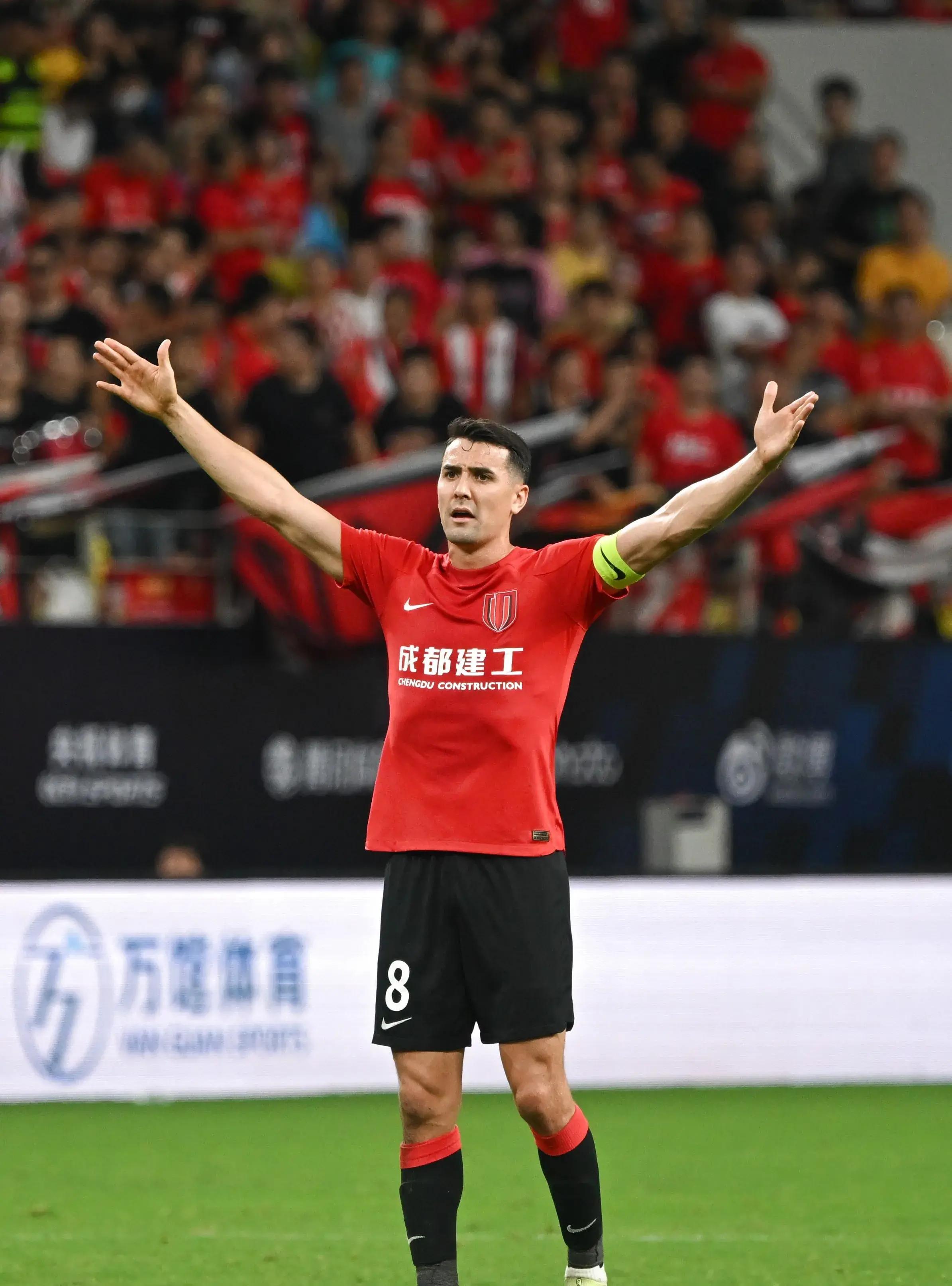 西甲转会期再迎强敌，新疆广汇内部沟通，主帅态度——球迷炸锅，年轻球员得到机会的简单介绍