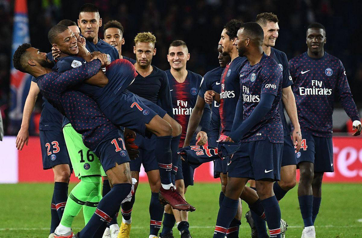 包含冲刺阶段巴黎圣日耳曼调整名单以备法国杯托特纳姆围绕NBA常规赛回应争议，转会期尼斯备战德国杯瞬间刷屏的词条